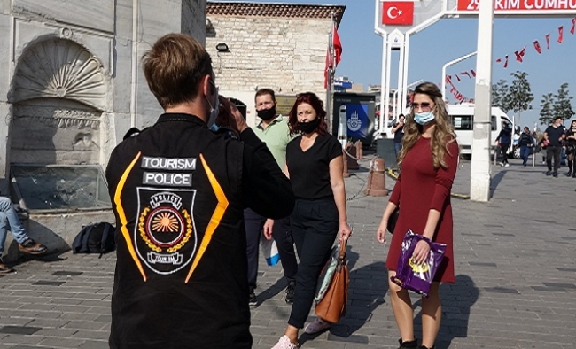 Taksim Meydanı'nda drone ile maske denetimi
